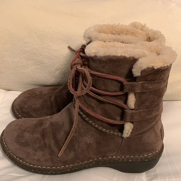 UGG Suede Boots, Leather Laces, Shearling Lined, Moccasin Style, Excellent Shape - Picture 3 of 11